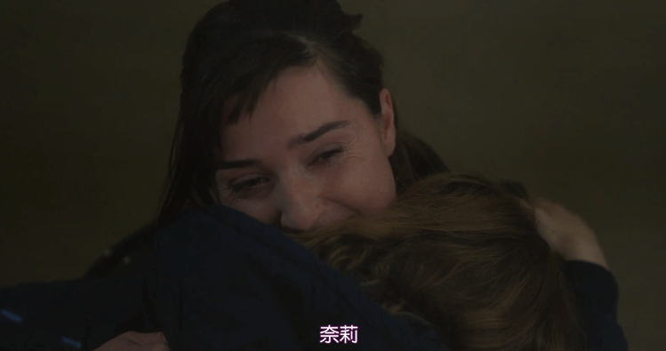 亲全名？妈妈倒是没有惊讶。只是认真地拥抱了小奈莉，回应女儿的名字。不止她们。你会发现，电影中所有的离