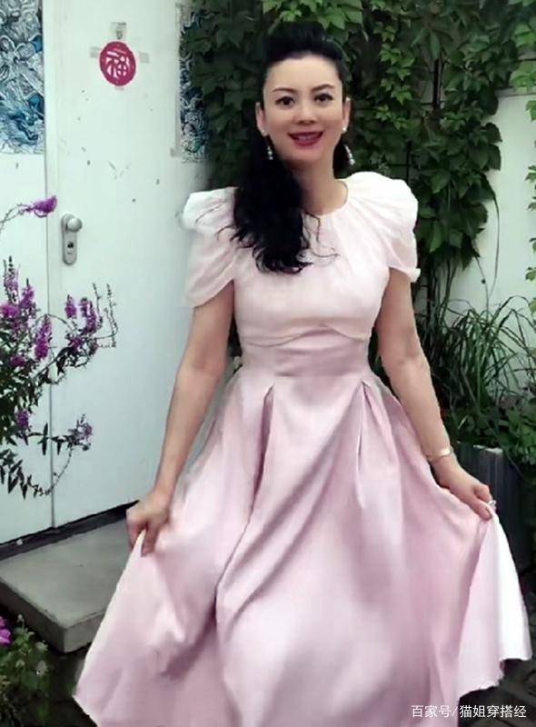 "的年纪,"小花"的颜值身材,朱军50岁老婆打扮太减龄_女性_服装_谭梅