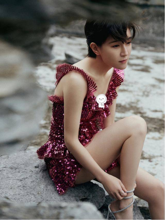 焦俊艳还是短发更有辨识度穿少女粉的连衣裙又闪又亮好迷人