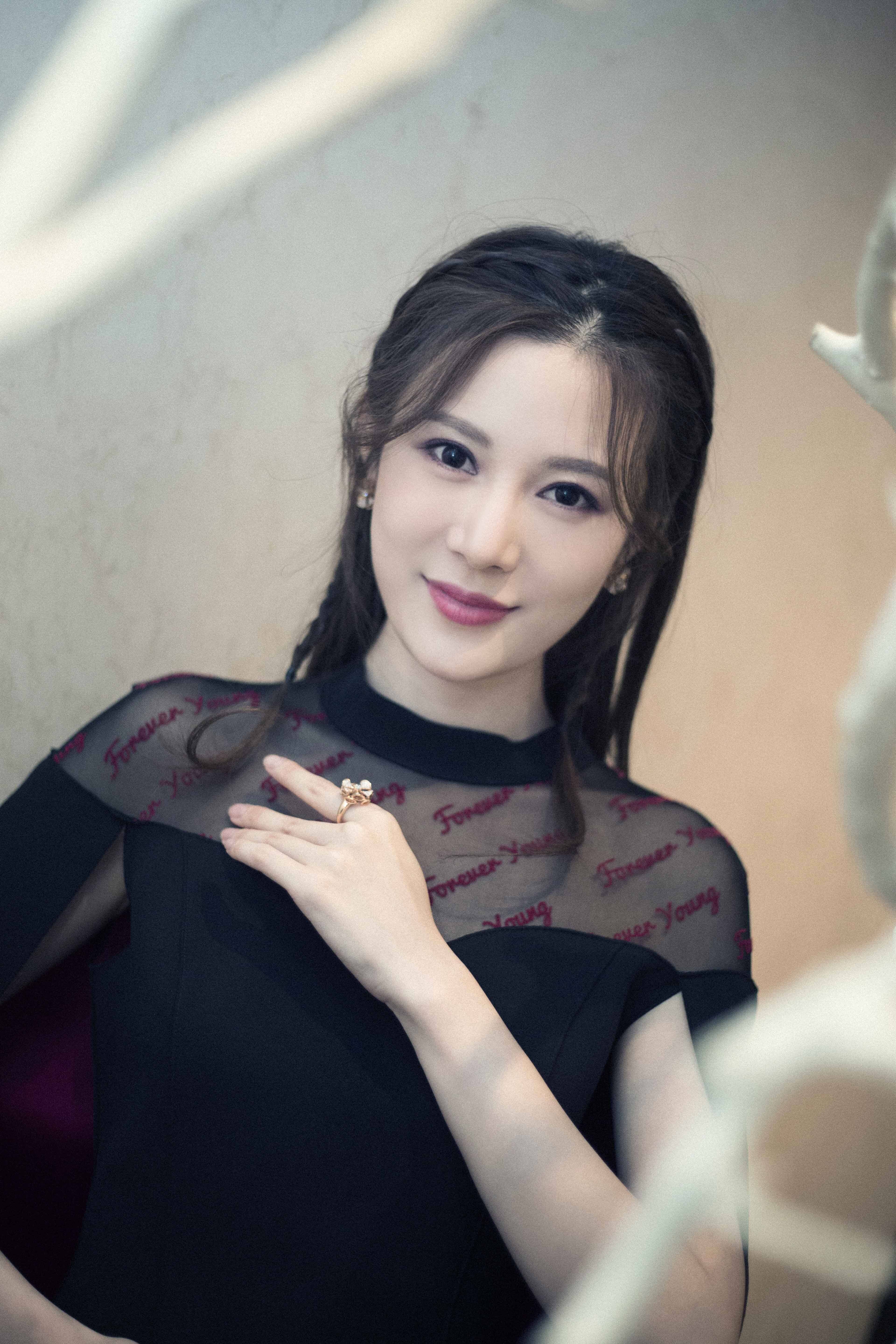 邬靖靖出席时尚活动优雅神秘宛若暗夜精灵