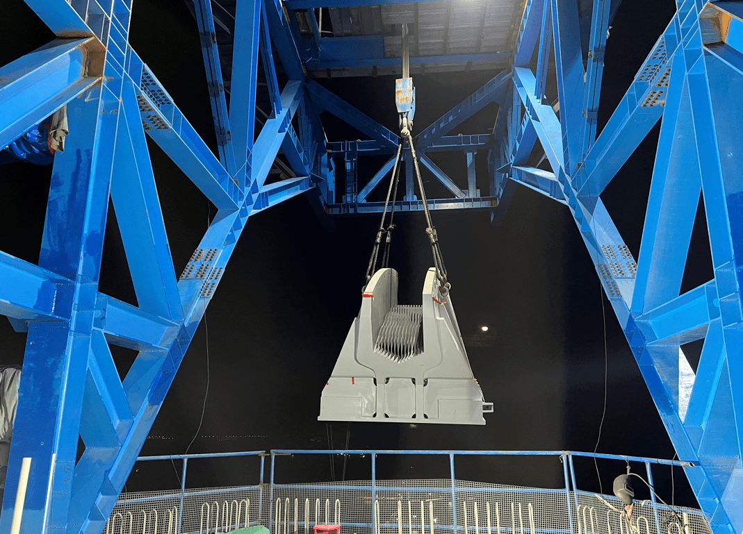 建设者完成西主塔左幅主索鞍首个半鞍体的吊装施工主索鞍作为悬索桥的