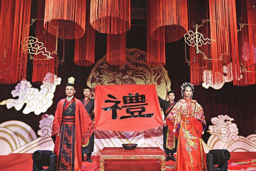 诞生礼是人生经历的第一道礼仪,被称为"摇篮边的礼仪",包括祈子,孕育