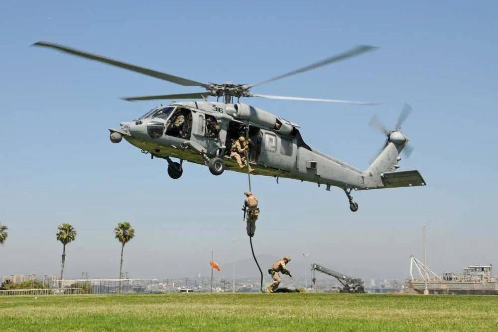 隸屬海軍的海豹突擊隊為什麼總是坐陸軍的直升機