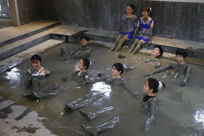 可用于介质浸泡(泥浆浴),包裹(局泥),埋敷(全泥)躯体等进行疗养.