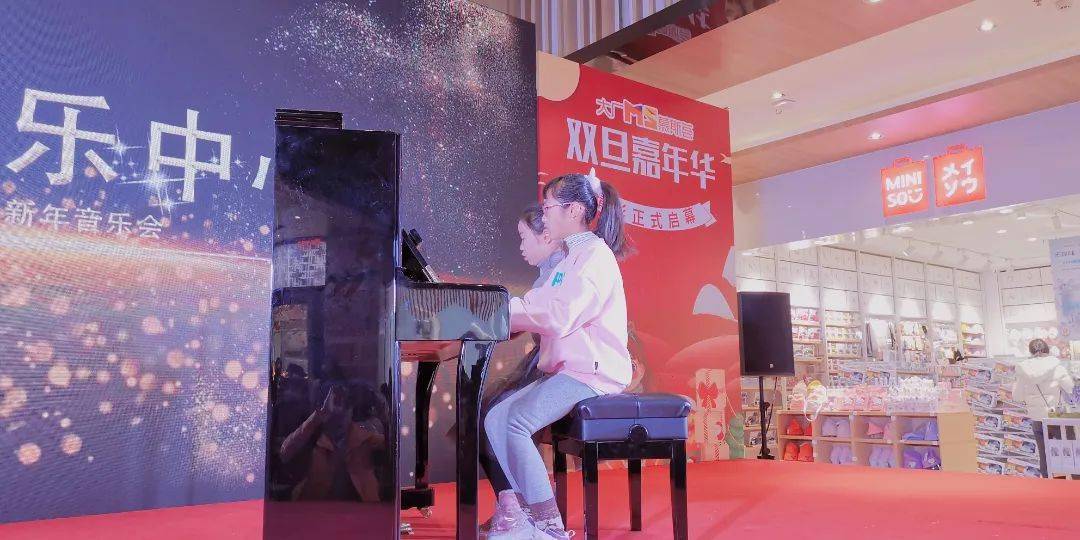 充满观赏性的钢琴四手联弹《海上航行》郭老师伴奏声乐李老师与孩子们