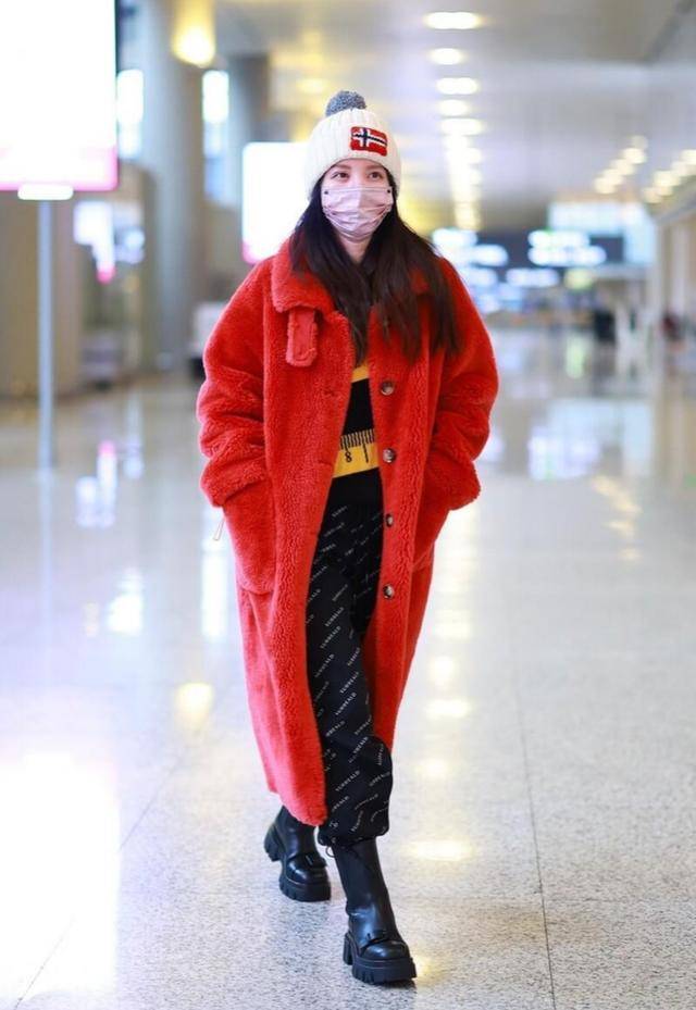 张萌不愧是娱乐圈富婆,大红色羊羔毛外套显富贵,女明星气场超飒_造型