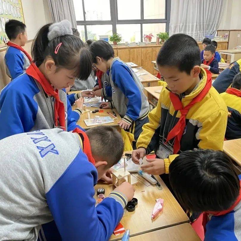 “小车跑起来了”——记双语部四乙班小老师课堂_组装_马达_零件