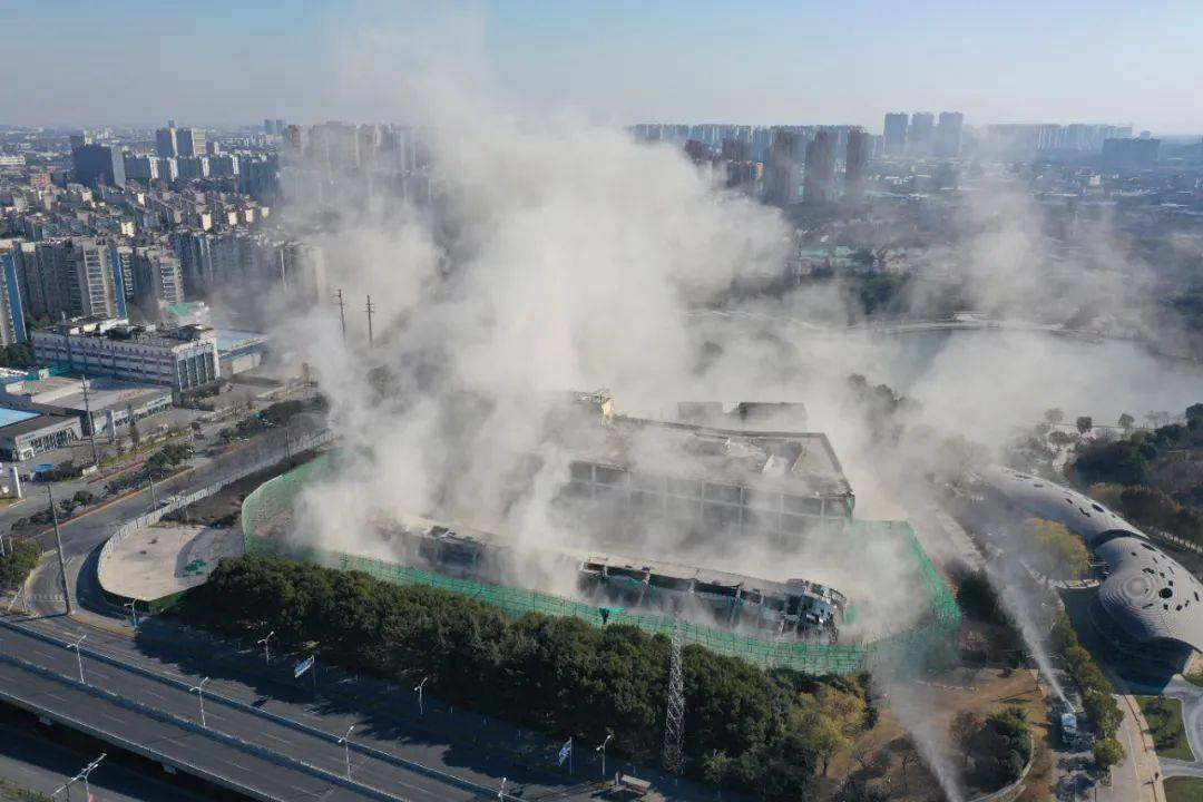 最大的樓房爆破這是無錫市近十年來正星廣場成功爆破拆除隨著