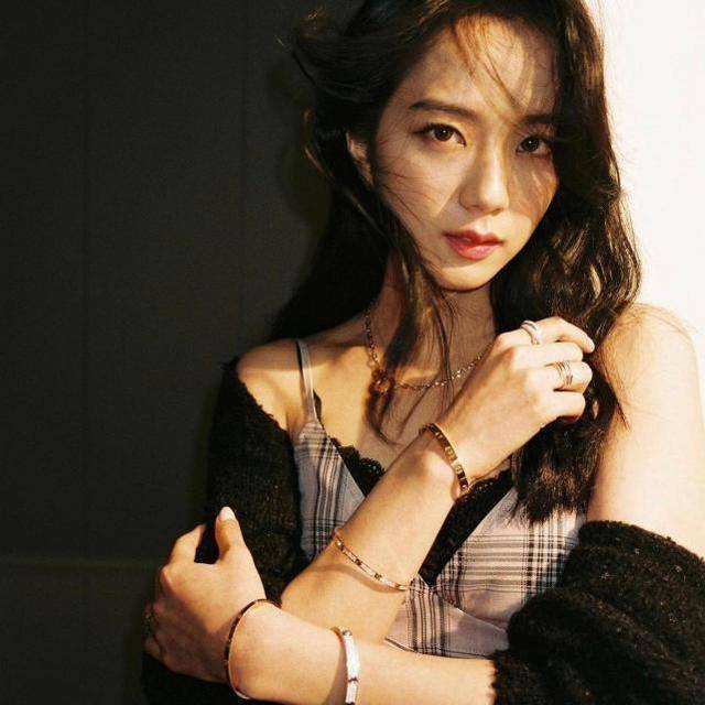 blackpink金智秀晒照,财阀女既视感,秀锁骨港风满满珠光宝气_眼神
