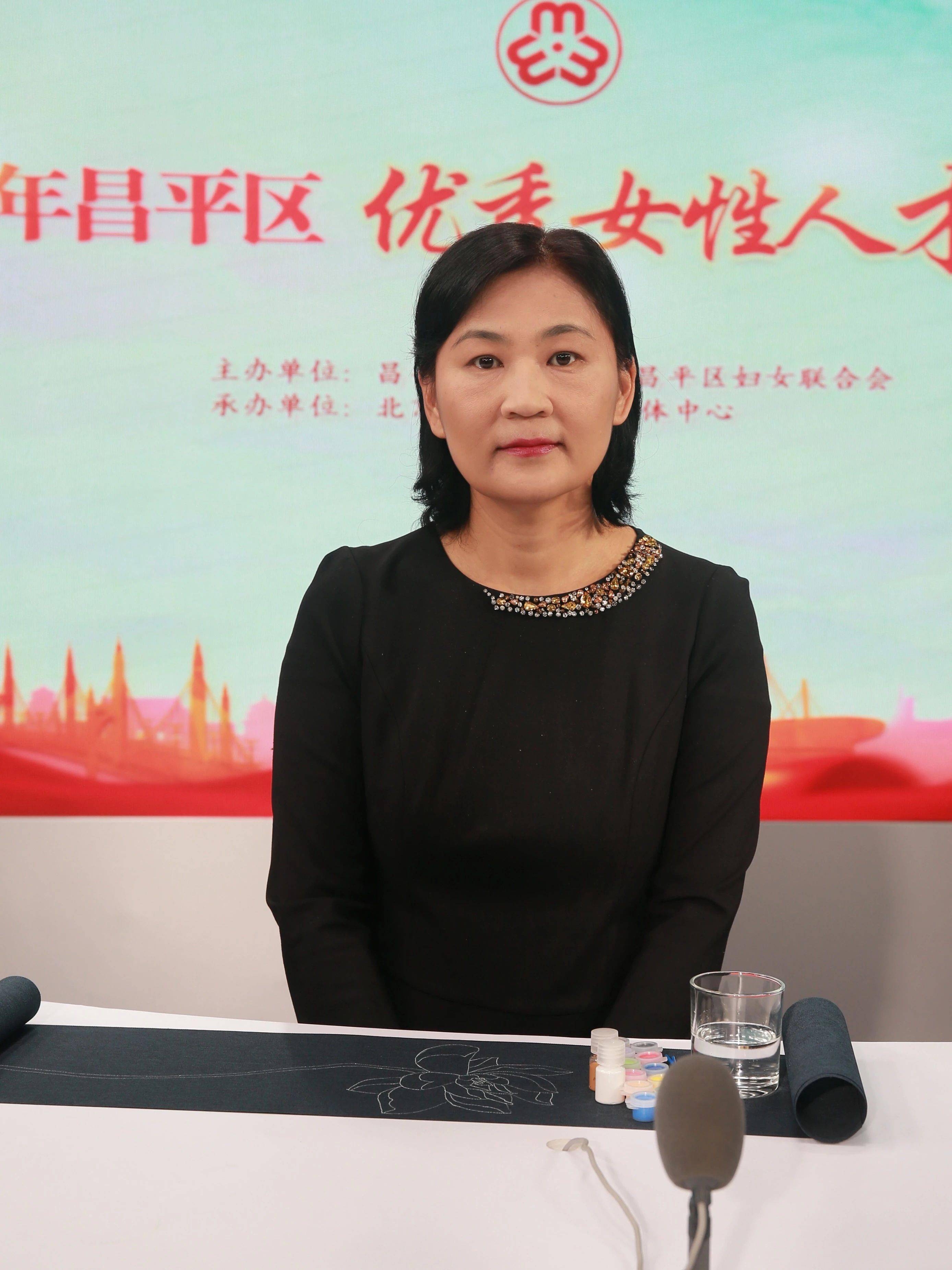 05北京青果布艺工作室李英老师带来《清风满家,廉洁致远——手工彩绘