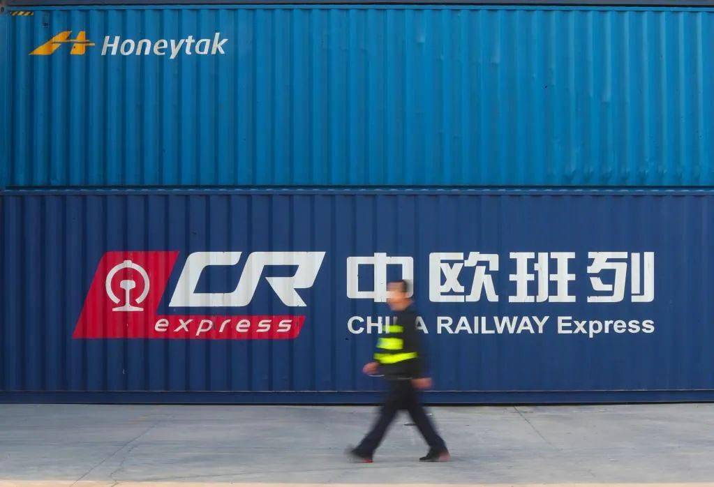 截至10月底,中欧班列已铺画73条运行线路,通达欧洲23个国家175个城市