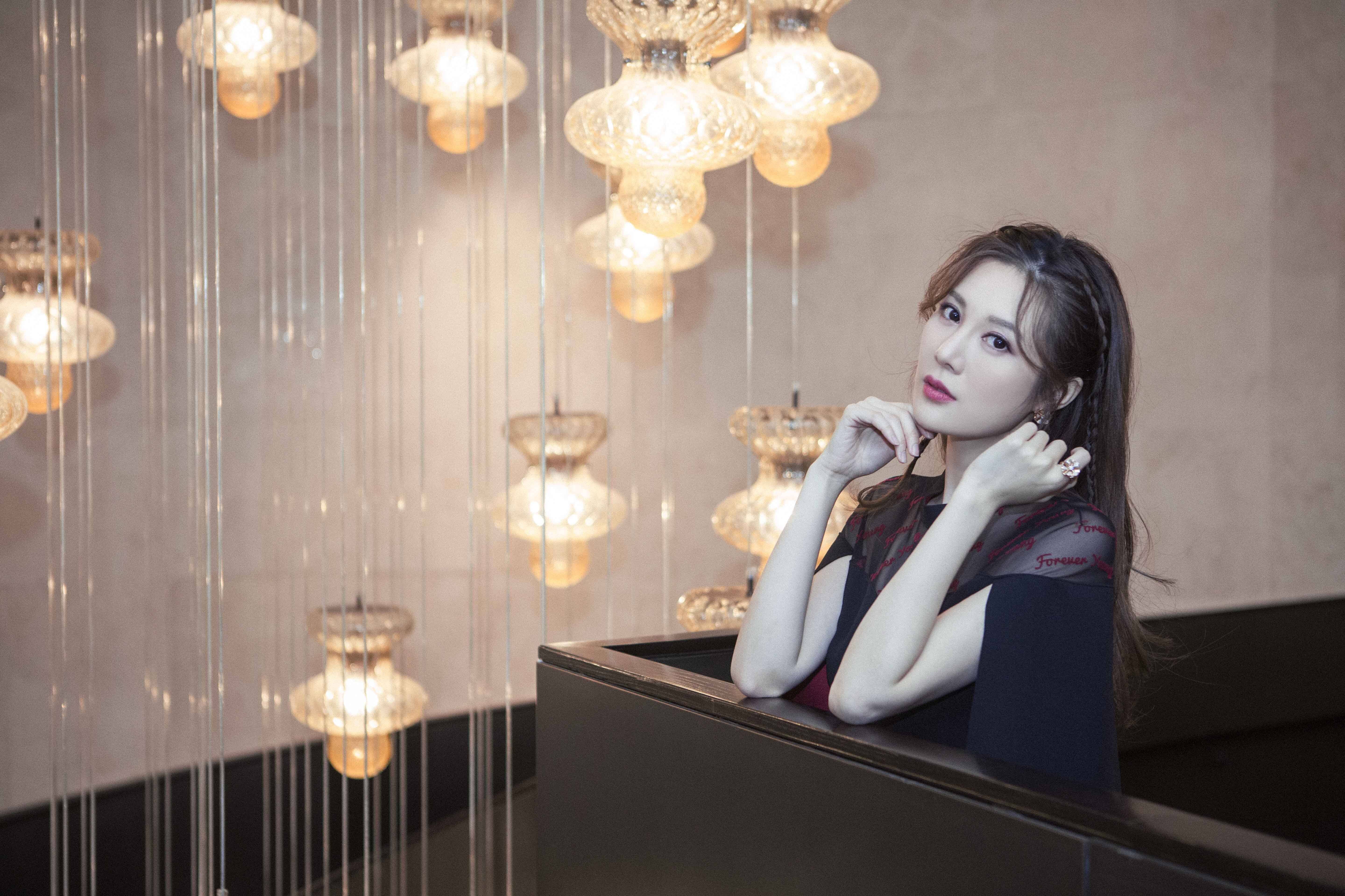 当晚,邬靖靖身着一袭小礼服,优雅神秘的红黑配色彰显了独特的时尚气质