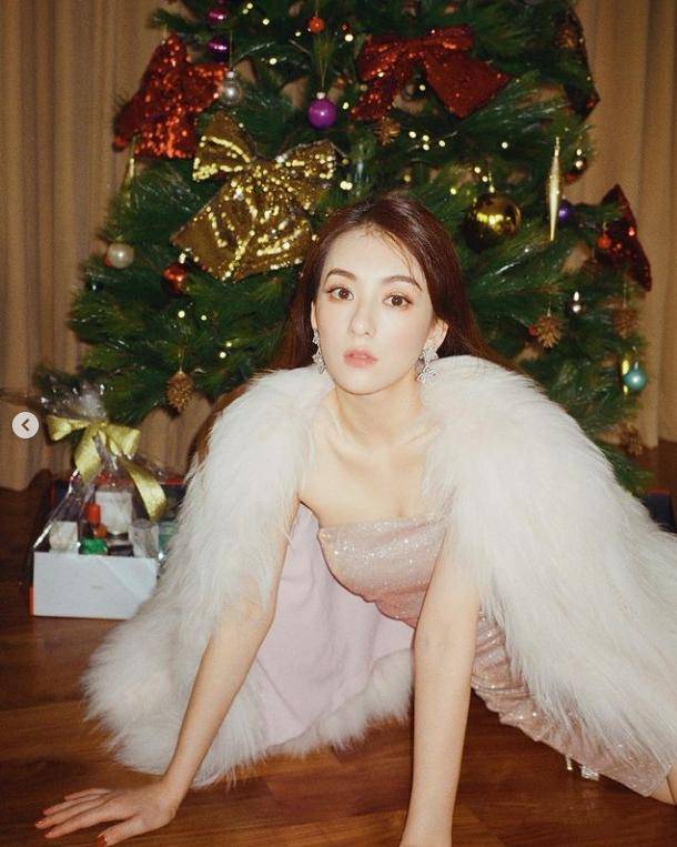 方媛分享美照高贵典雅甜蜜瞬间羡煞旁人