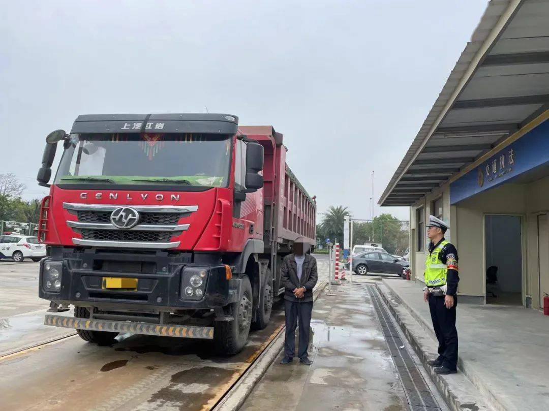 一輛開往澄海某建築工場的重型貨車被民警當場攔了下來,這是因為