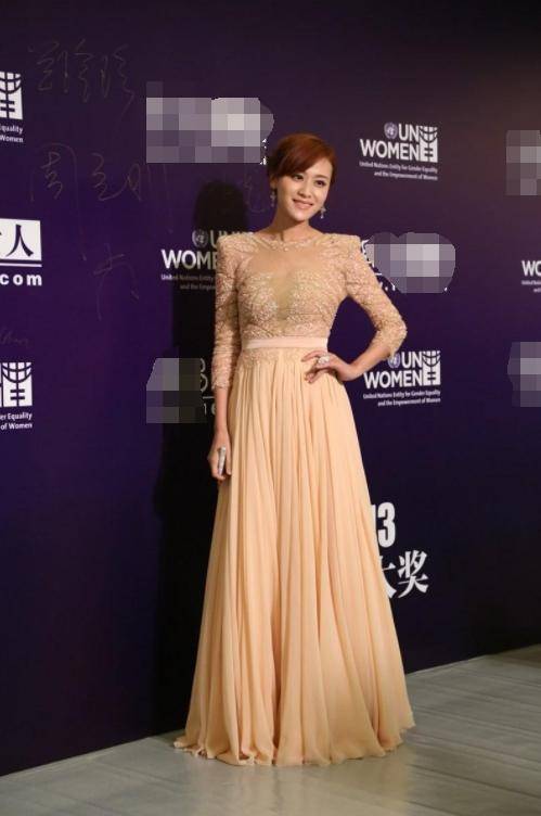 叶一茜真是穿搭高手一袭香槟色礼服裙优雅高贵曼妙曲线藏不住
