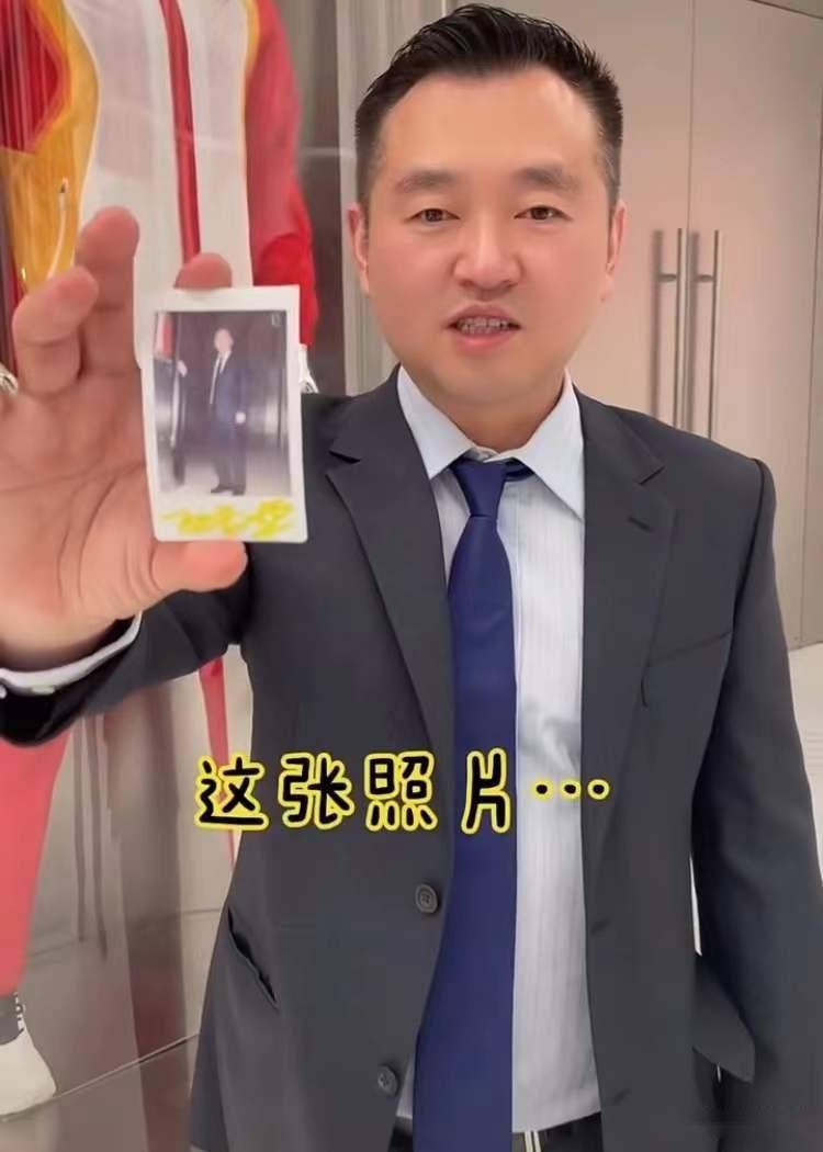 刘国梁|孔令辉亮相红光满面，举签名照送人，发福仍显帅气，难回国乒执教
