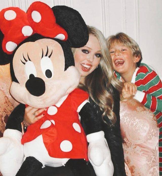 梅拉尼娅儿子喜迎15岁生日啦超模身材明星脸身高超2米太吓人