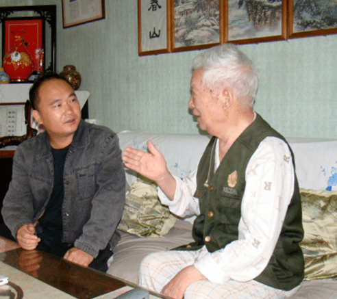 2012年9月11日,笔者采访沈甸之沈老(肖邦振/摄)沈老生前回忆这一段