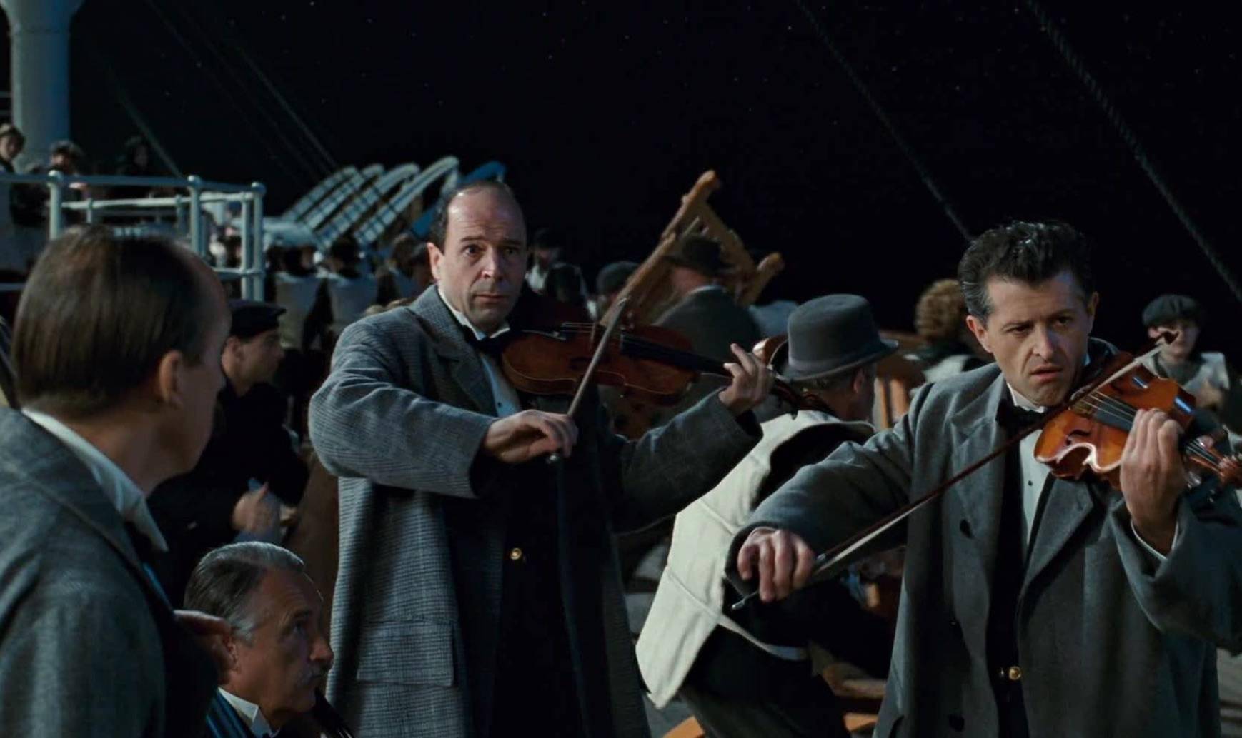 熟悉泰坦尼克号的读者都知道,船上乐队一直演奏到随着船体沉没的故事