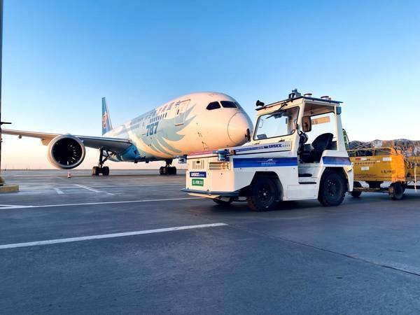 行李|驭势科技联合乌鲁木齐国际机场落地全球首批机坪无人驾驶行李牵引车