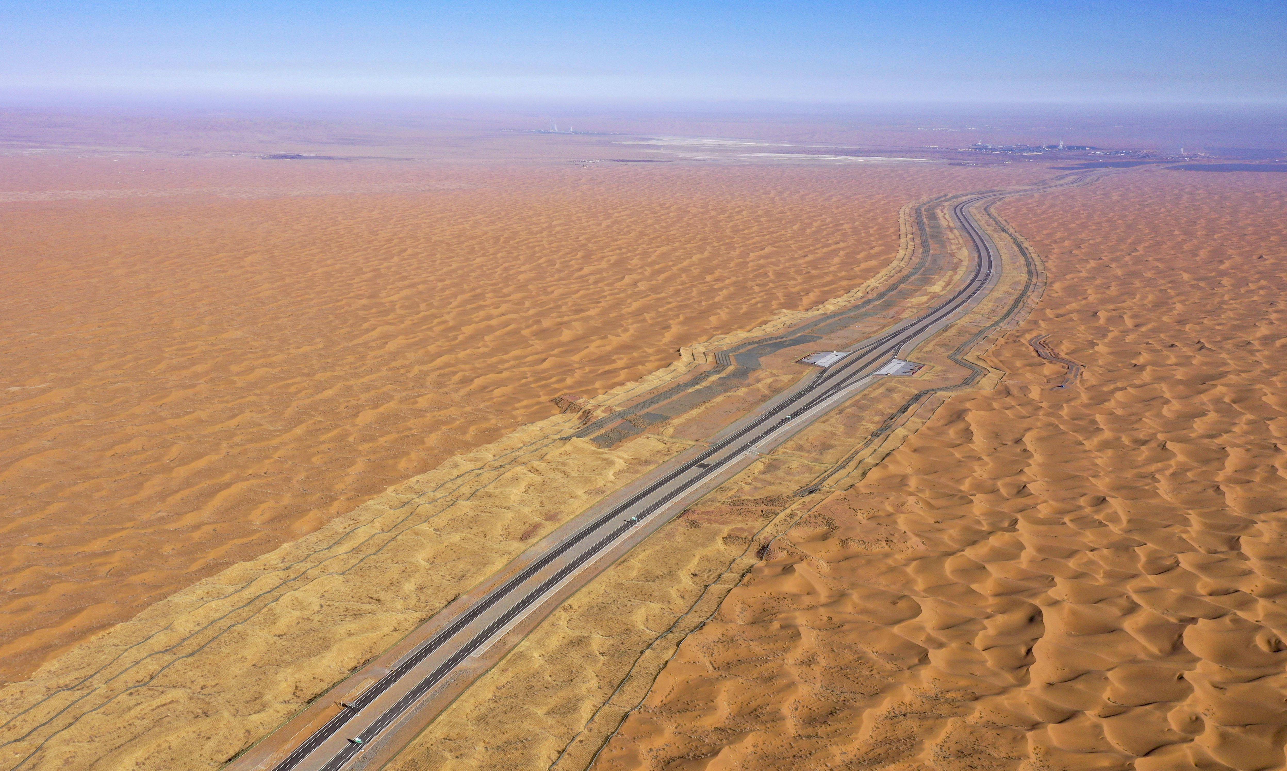 准噶尔沙漠公路图片