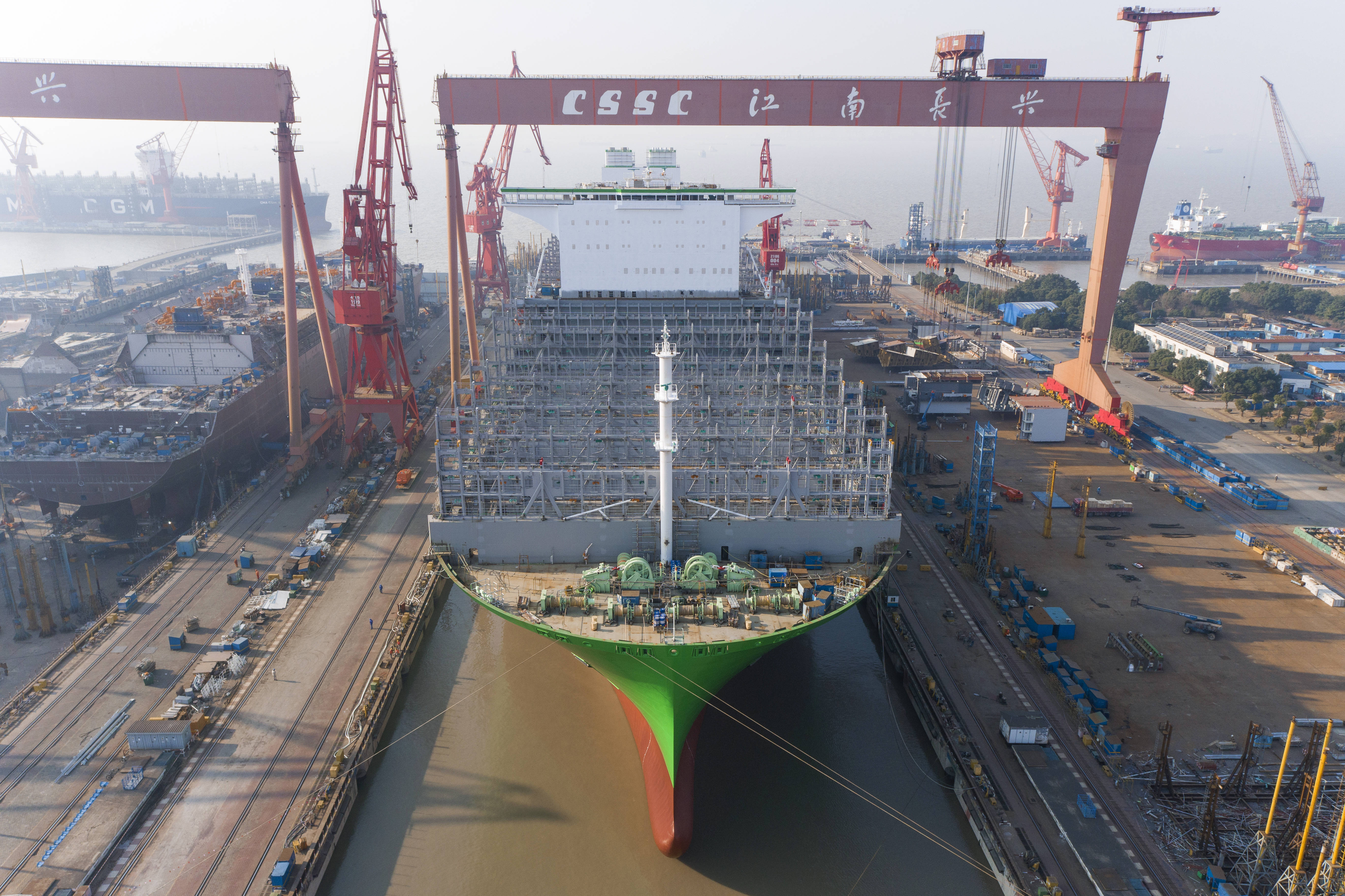 中国首制全球最大型集装箱船在沪东中华出坞 明年上半年交付 造船 节能 长兴