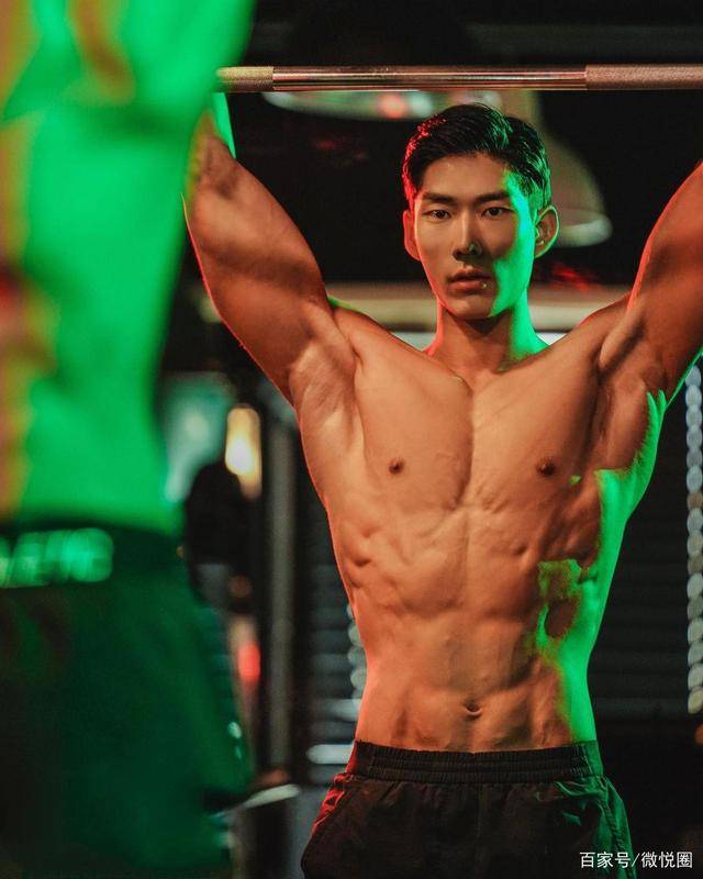 帅颜男模秀“虎背蜂腰”的好身材,精壮扎实的肌肉尽显男友力_男生_初恋_健身房