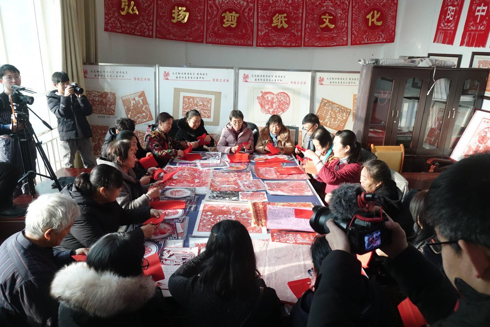 非遗| 山西省中阳县推广剪纸艺术,弘扬非遗文化_民俗_刘文萍_崔春梅