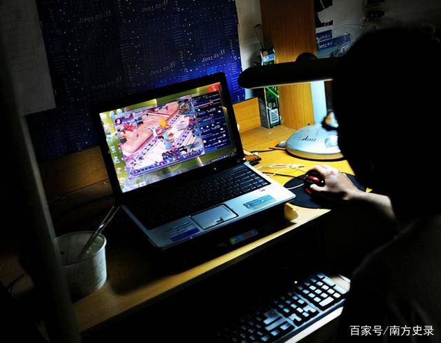 就有人会熬夜玩手机,甚至是通宵打游戏,就是这样的一个时代造就的手机