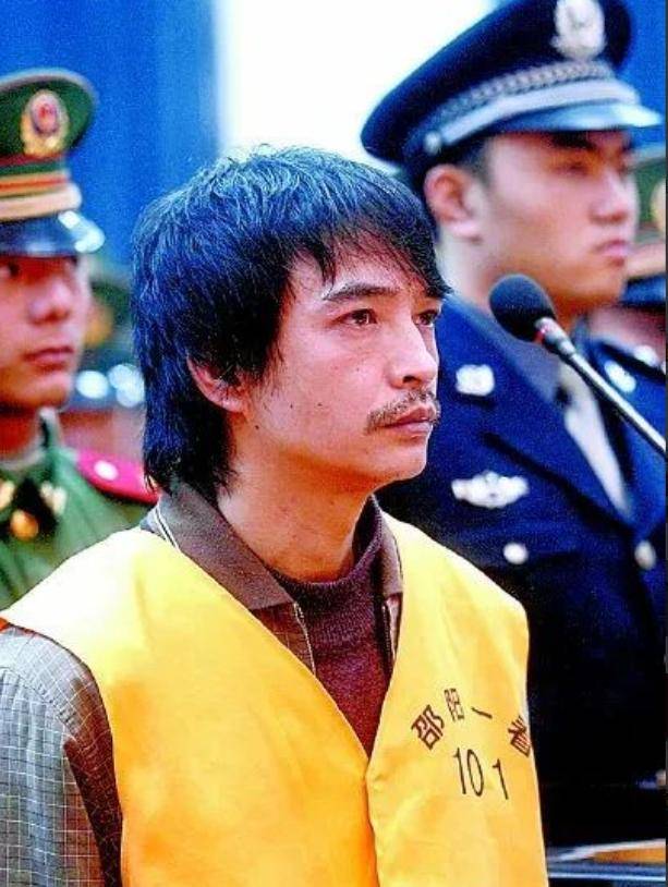 姚志宏于1963年出生在湖南省邵阳市,外号"小红宝".