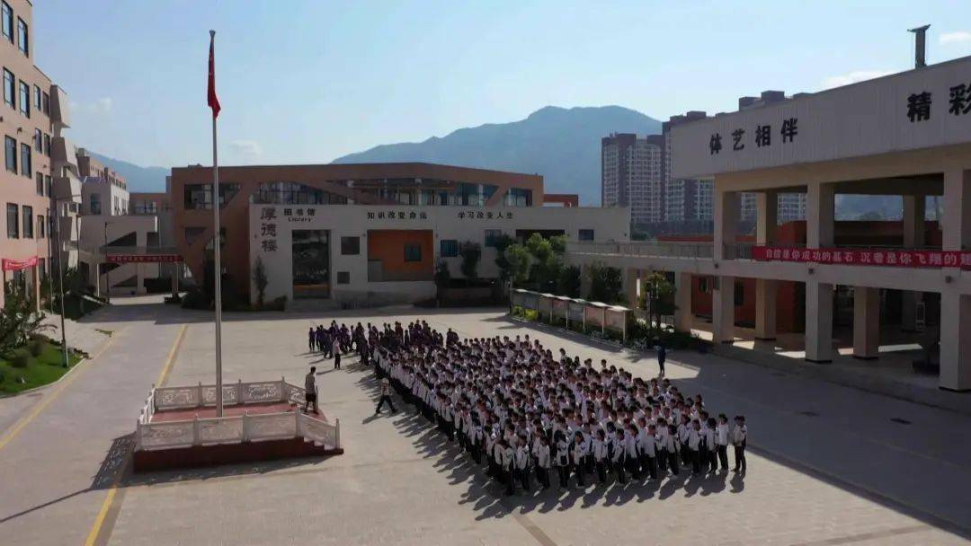 同时,南涧镇中学结合"无体育,不清华"的理念,提出了"体艺相伴,精彩