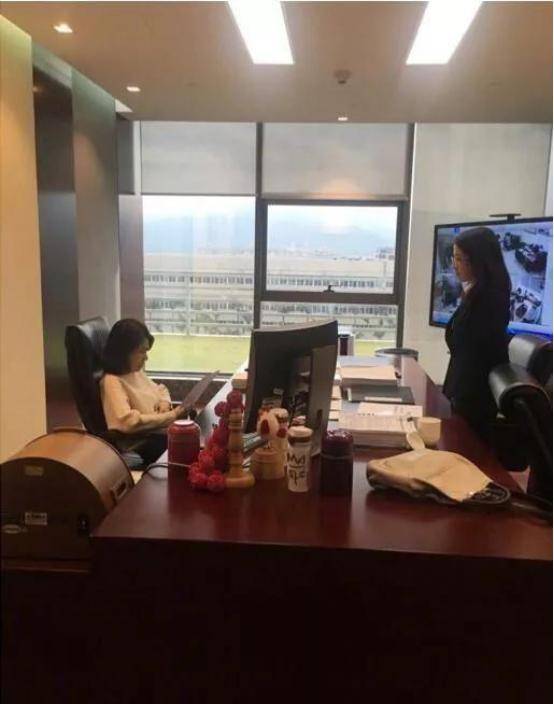 董明珠办公室照片流出墙上电视火了格力员工就怕老板抬头看