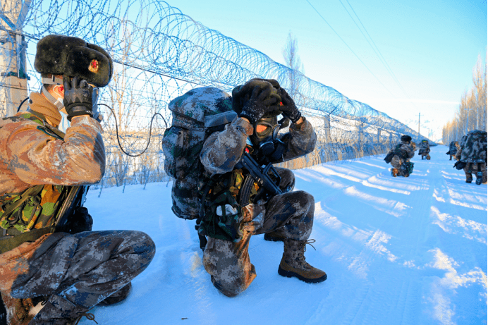 新疆军区某边防团红卡子连队组织新兵进行冬季野外拉练