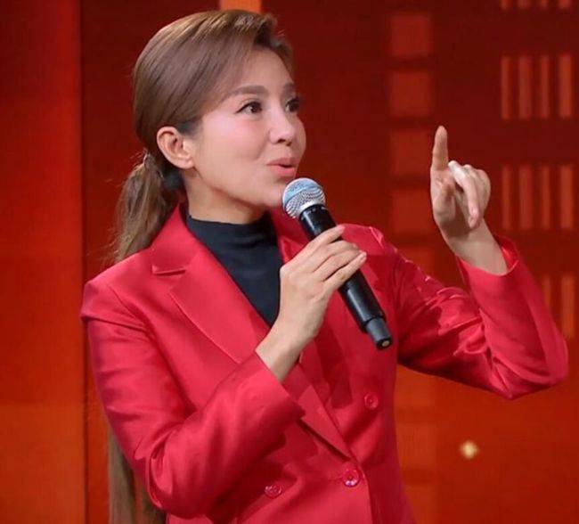 朱迅哪像48岁穿中国红西装主持太惊艳瞬间美成全场焦点
