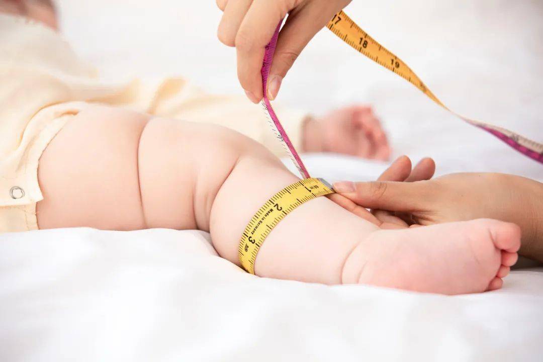 婴儿几个月能看出来腿直不直 b4e6ef4f6d0248b9b7c008366a826008.jpeg