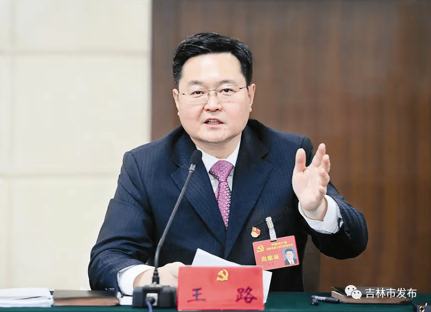 认真听了代表的发言后,王路说,大家对报告的意见和