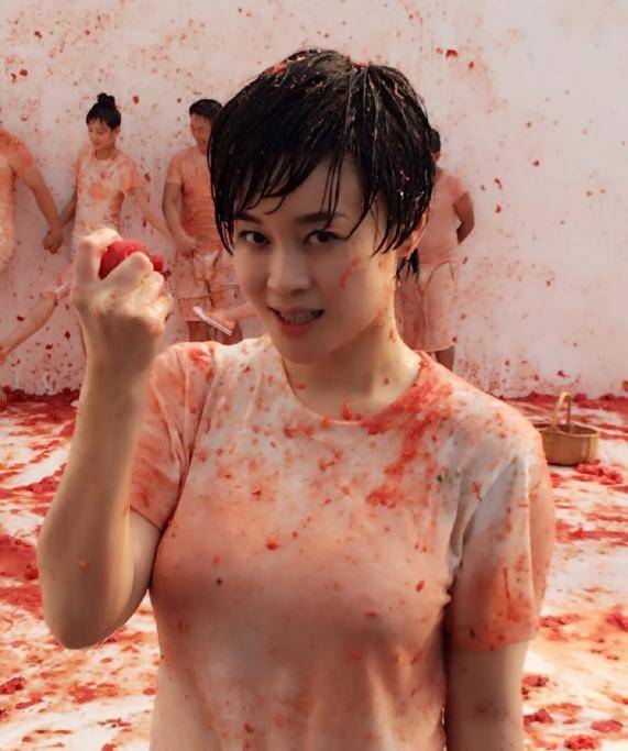 赵本山的女弟子身材真是绝了,往身上扔西红柿,显出好身段_关婷娜_白色