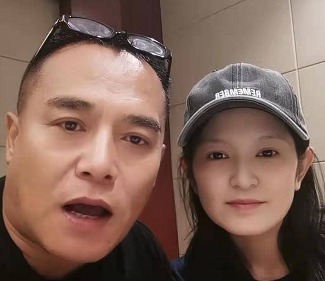 聚会亲脸遭批,本人回怼:亲下怎么了_肖茵_张芙蓉_互动