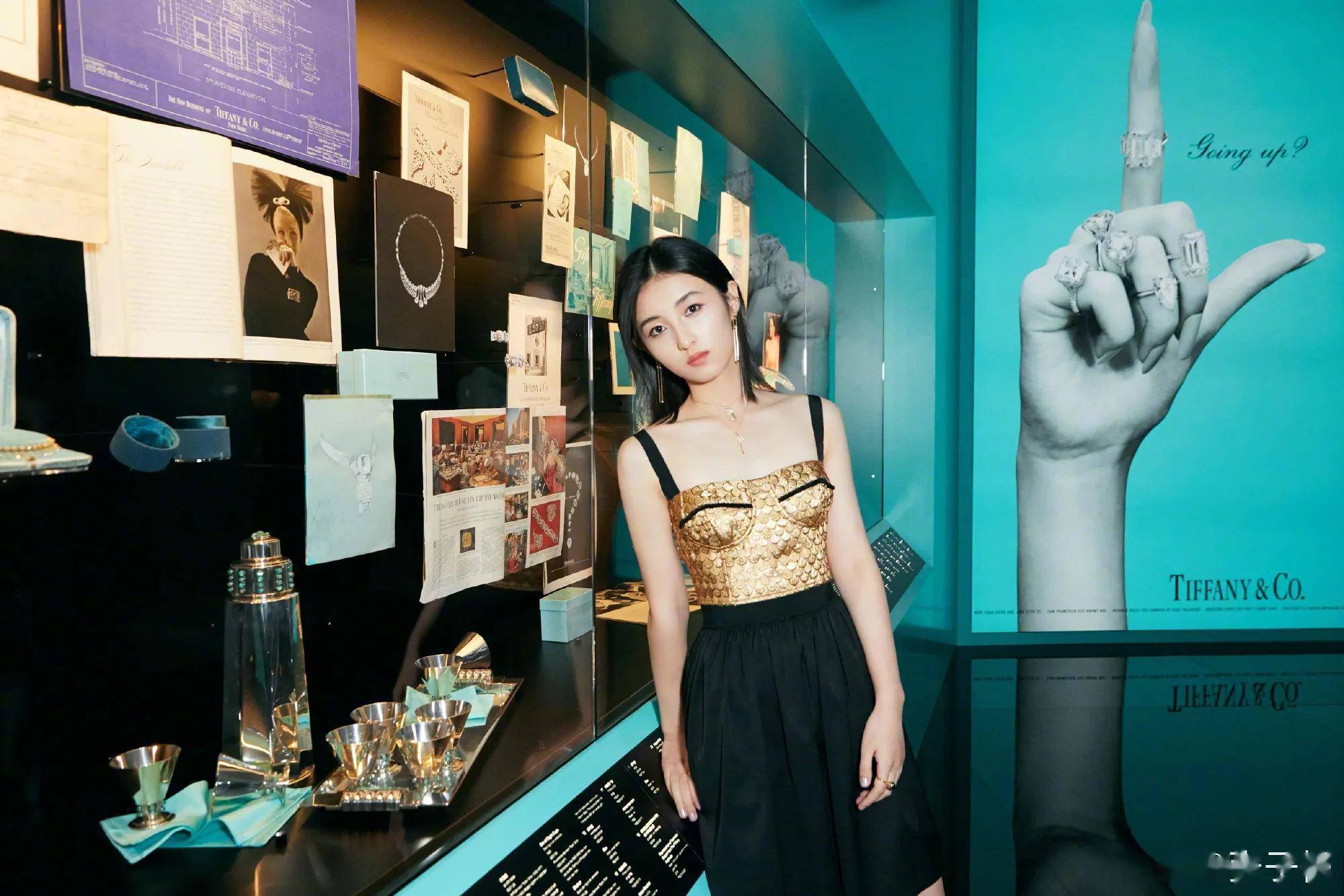 因为张子枫的斜方肌又鼓起来了?大大的一块气质太被影响