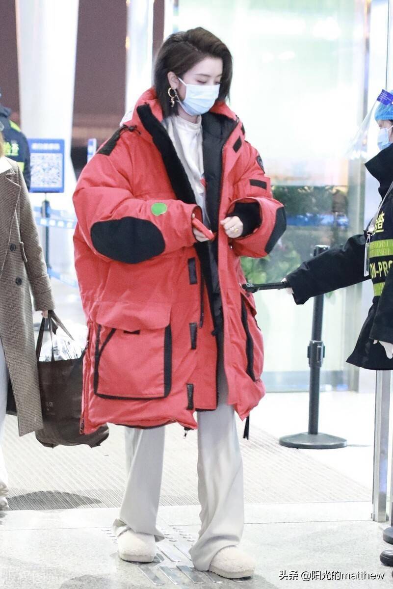 妆容精致亮相长沙机场_湖南_赵小棠_羽绒服