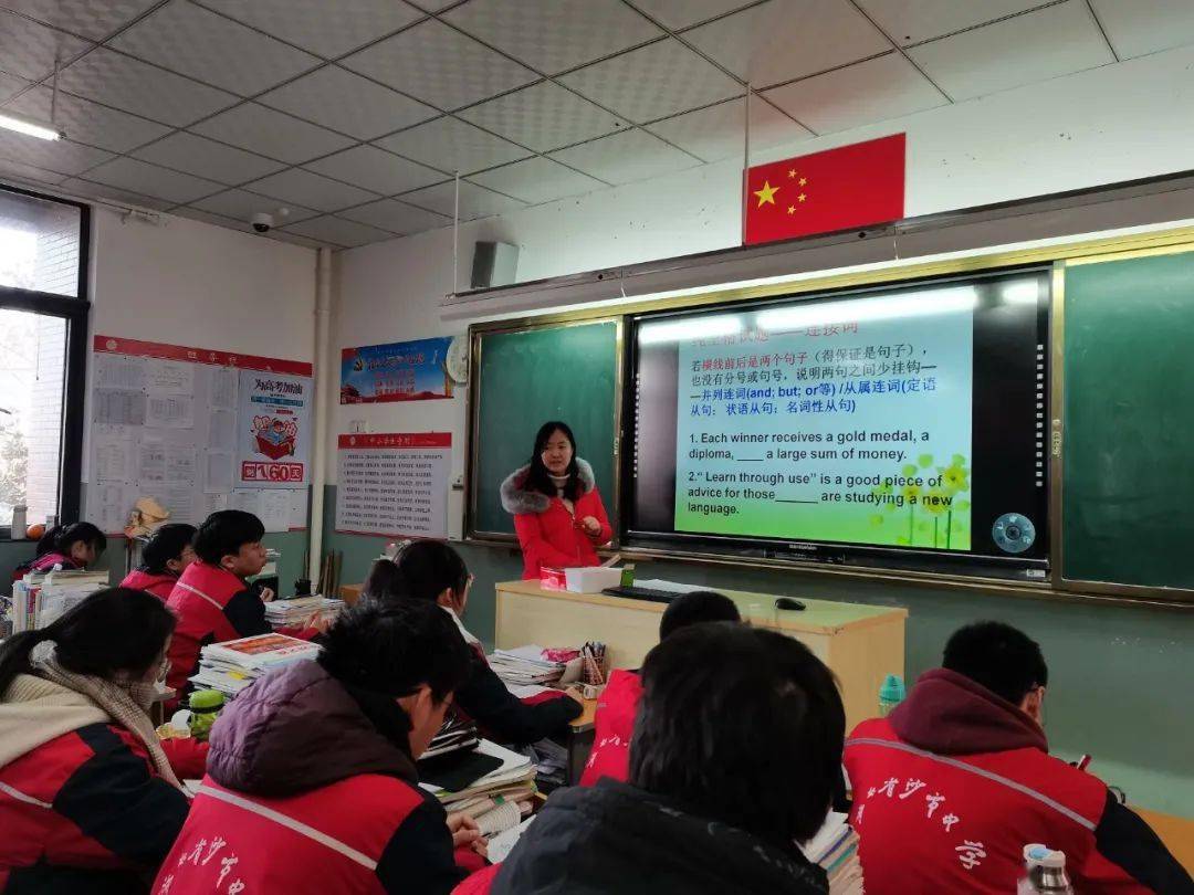 下午三点,教学交流活动分组分科进行.江陵一中老师分科进班听课.