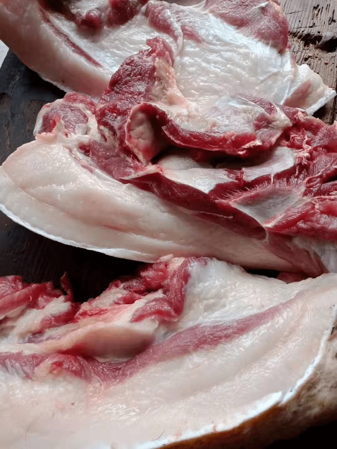 【青春助力 产业振兴】香进骨头里的黔江土黑猪肉,传统味道散发光芒!