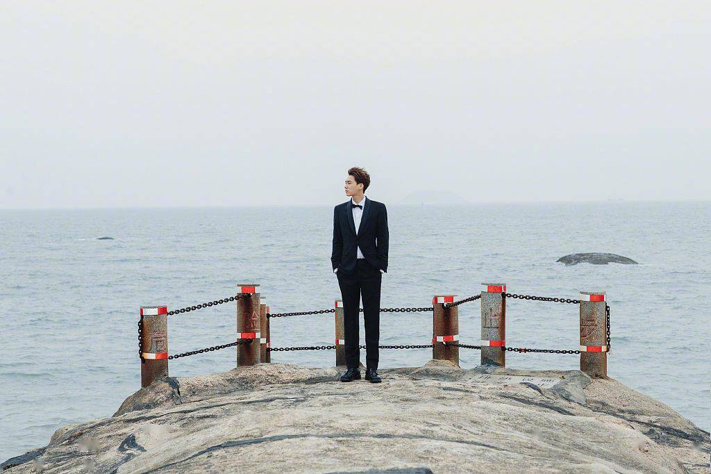 李易峰亮相2021金鸡奖闭幕式穿黑色西服套装高大绅士