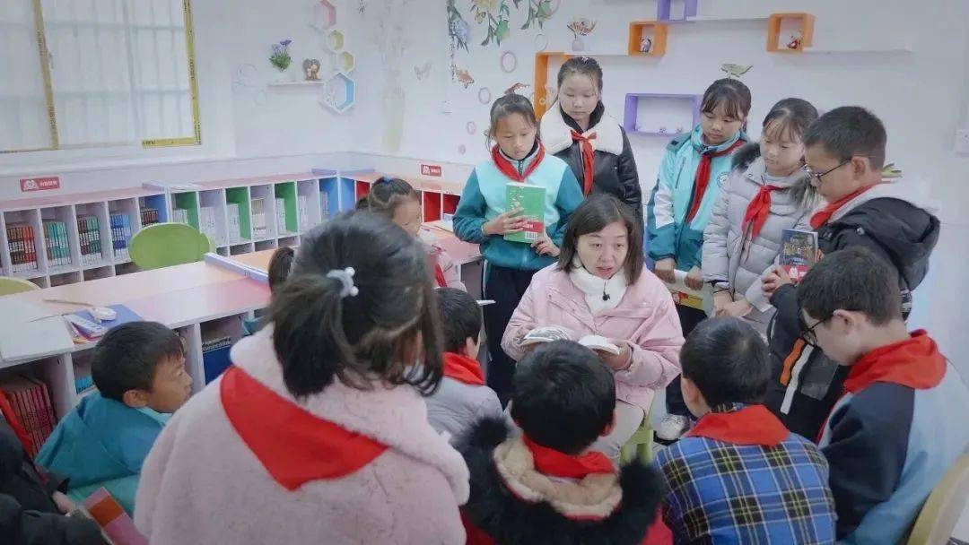 在偏远的中国村镇，我们撞见了一群热爱读书的孩子