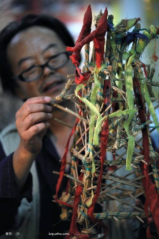 彝族畢摩,彝族地區飄逸在人與神之間精神使者_經書_文化_儀式