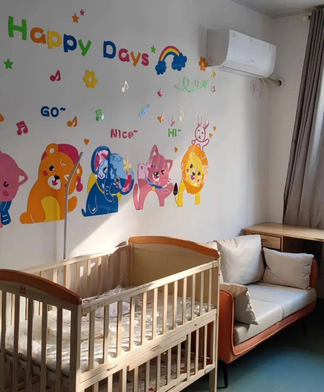 爱心母婴室旨在为基地内的哺乳期及孕期女职工提供一个洁净舒适的哺乳