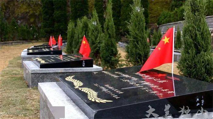 独山县举行零散烈士墓迁移集中安葬仪式