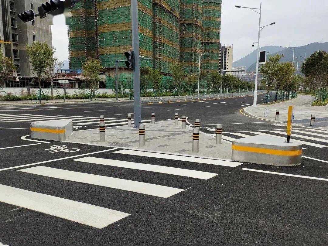 主要十字路口及交叉口对自行车过街系统上采用了高分子聚合物彩色抗滑