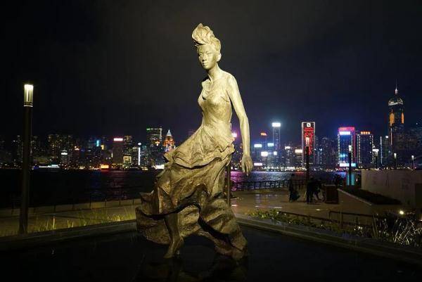 在香港的星光大道上,屹立着一尊雕像,底座上有刘德华题的字——香港