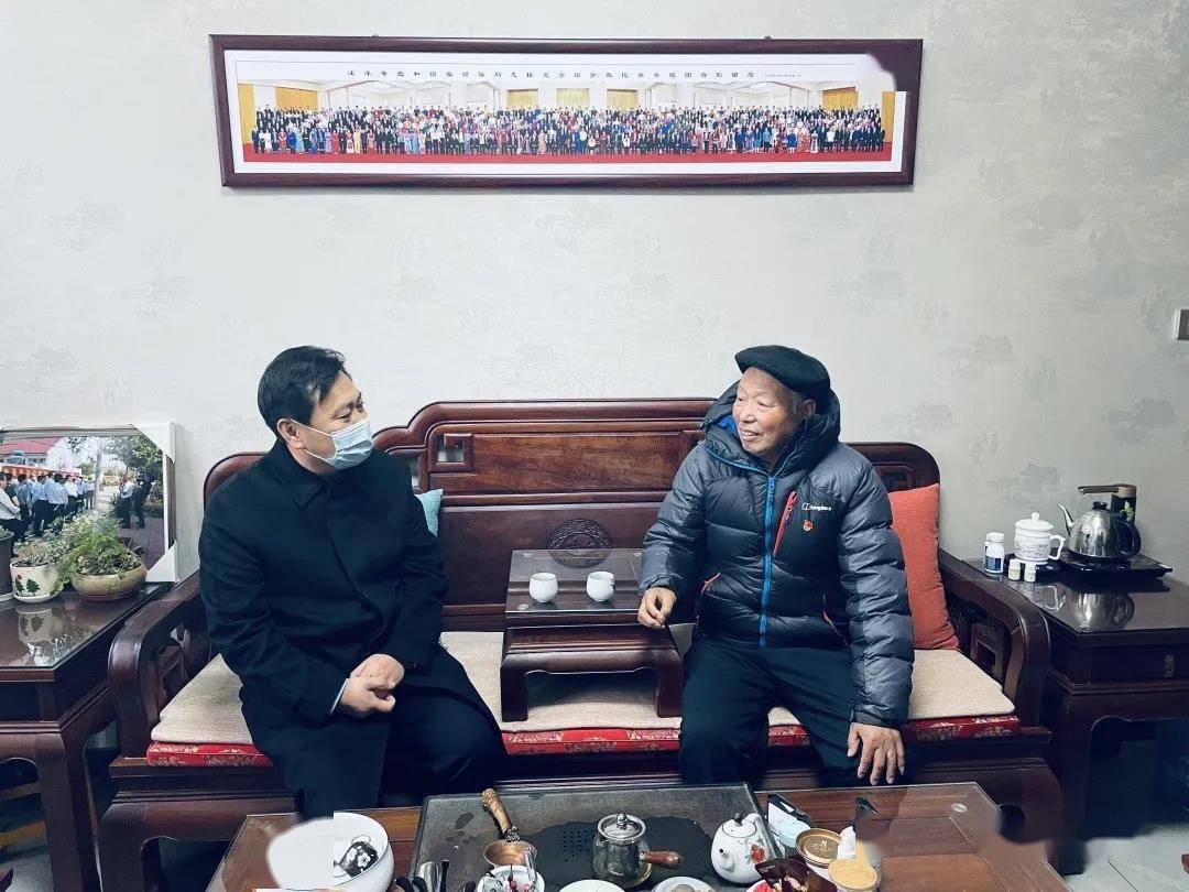 随后,艾文志来到老党员周绍平家及建档立卡户赵小龙